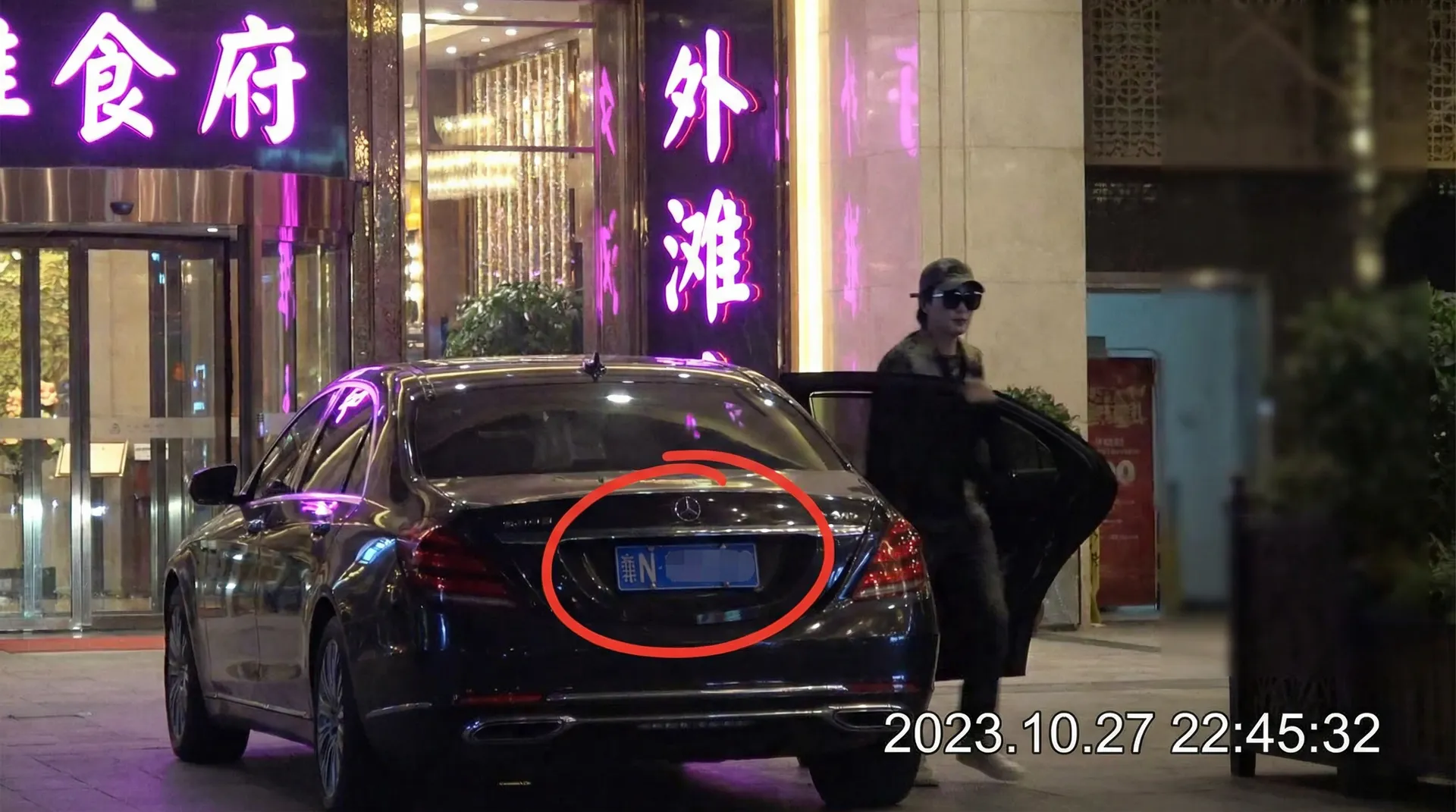 韩国动漫::韩国动漫传媒交流社区 | 真实可靠韩国动漫最新更新 - 豪车餐厅外偷拍